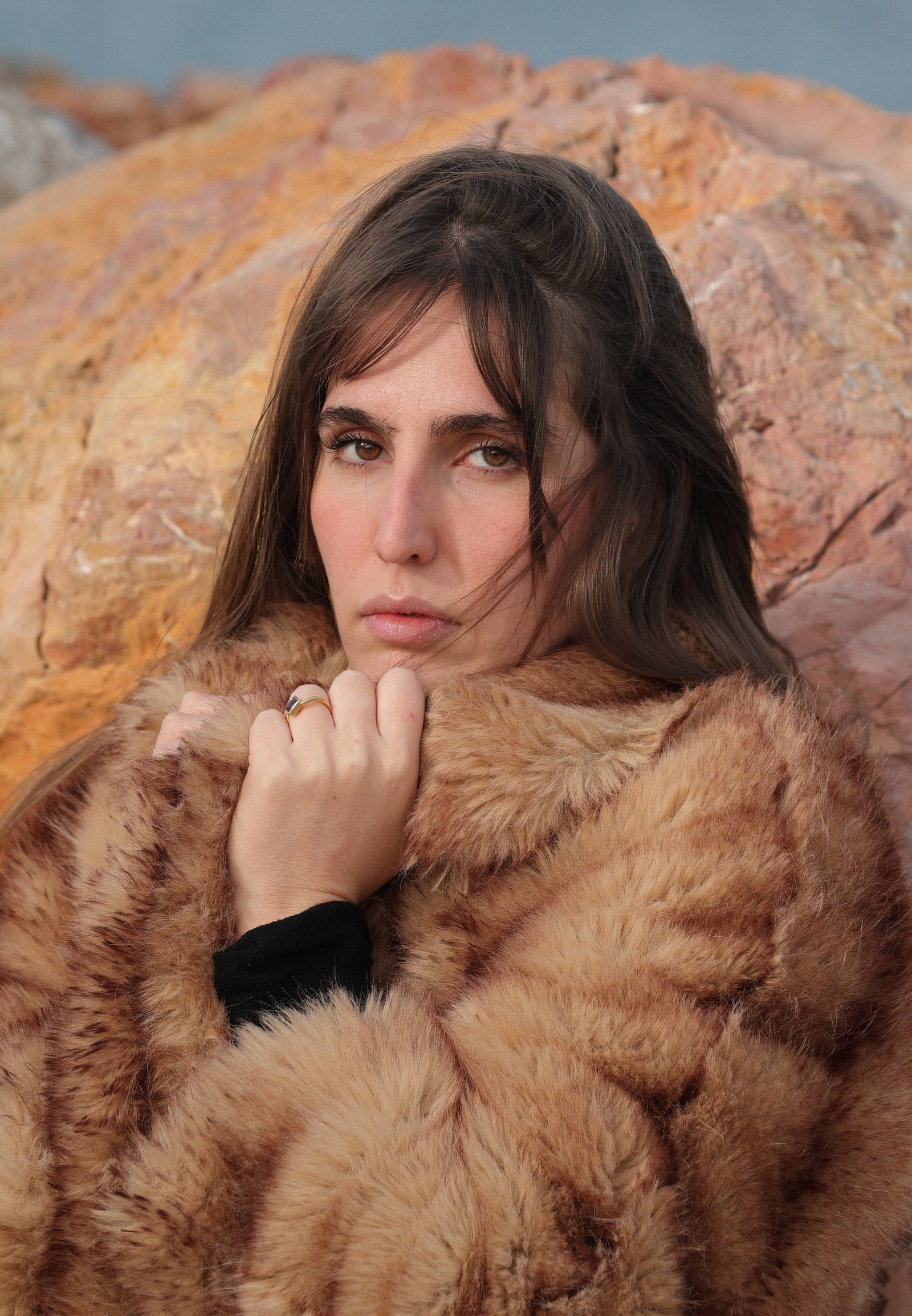 Alice Pujol, portrait beauté en manteau fauve
