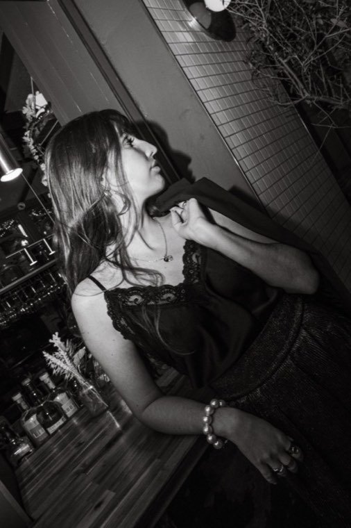 Portrait noir et blanc d’Alice