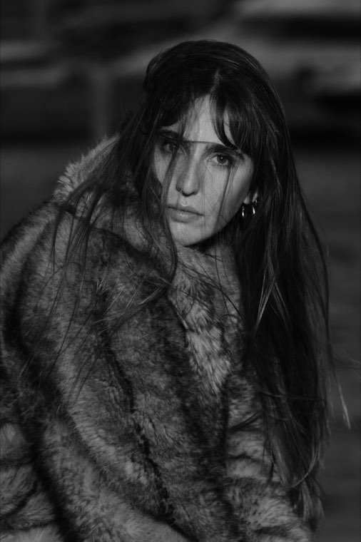 Portrait noir et blanc rapproché d’Alice