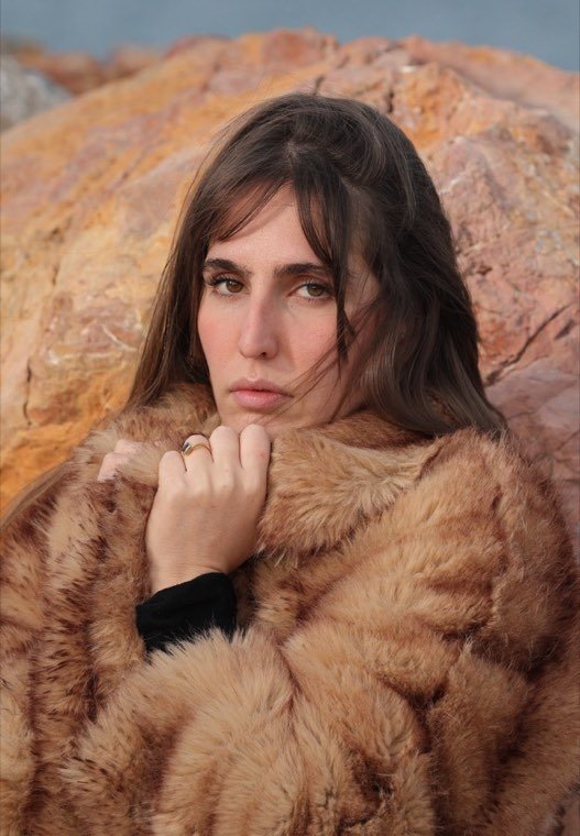 Alice Pujol, portrait beauté en manteau fauve