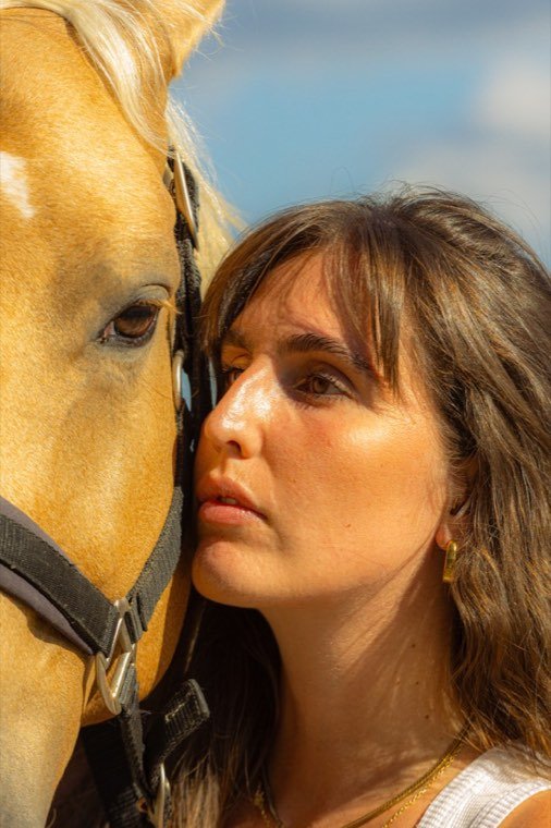 Portrait beauté d’Alice avec un cheval