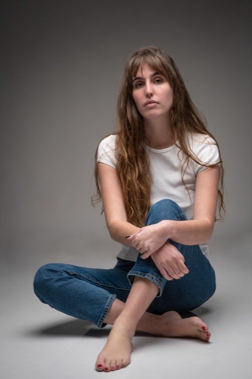 Portrait naturel d’Alice en jean